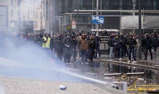 Улична война в столицата на Европа (ВИДЕО+СНИМКИ)