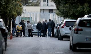 Хвърлиха граната по руското консулство в Атина