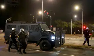 Офисът във Валево на управляващата в Сърбия партия бе подпален