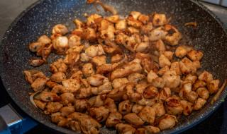 Рецепта на деня: Пилешки късчета на тиган с лук и соев сос