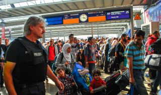 Помощите за бежанците в Германия - магнит за много мигранти?
