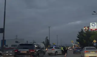 Патрулка катастрофира на Околовръстното в София, задръстването е огромно