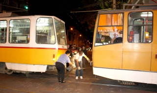 Развален трамвай блокира Попа в центъра на София (СНИМКИ)