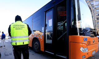 Шофьор на автобус посегна на пътничка заради забележка за цигара