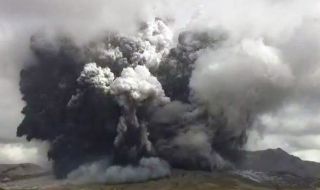 Вулканът Асо в Япония изригна