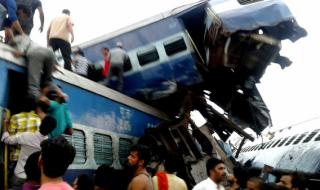 Зловеща влакова катастрофа в Индия