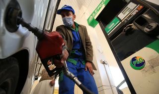 Стотици шофьори блокираха бензиностанции в знак на протест срещу високите цени на горивата