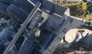 Шофьорът на падналия от Аспарухов мост камион е загинал на място