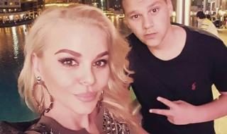 Синът на Деси Слава се забавлява в публичен дом