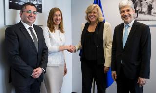 Корина Крецу обсъди усвояването на пари от ЕС с наши министри