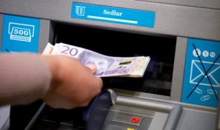 В Измир хванаха трима българи да източват банкомати