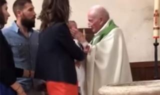 Зъл свещеник шамароса плачещо бебе на кръщенето (ВИДЕО)