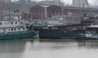 Кораб потъна наполовина в Дунава