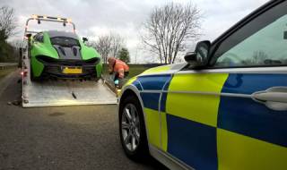Британската полиция конфискува суперколи след гонка