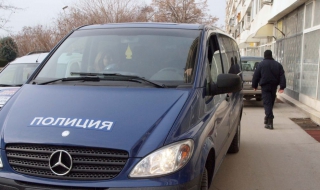 Младеж помля 4 коли след завой с ръчна спирачка