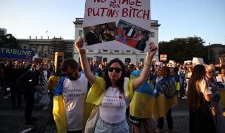 Стотици украинци протестираха срещу Анна Нетребко в Германия (СНИМКИ)