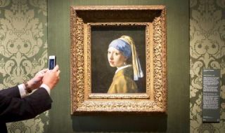 Активист си залепи главата за картината на Вермеер "Момичето с перлената обица"