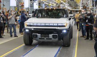 Първият електрически Hummer слезе от поточната линия (ВИДЕО)