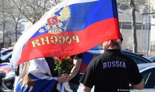 Руснаците в Германия, които гордо развяха руския флаг