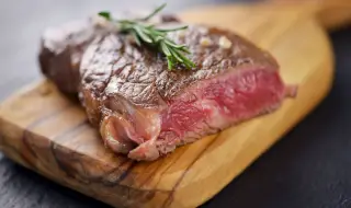 Хирург описа рисковете при консумация на недопечени меса