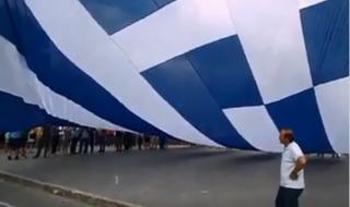 Гърци издигнаха огромен флаг над Преспанското езеро (ВИДЕО)