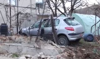 Кола влезе в двор на къща край Благоевград (ВИДЕО)