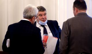 Енергийната комисия изслушва министър Александър Николов за "Булгаргаз"