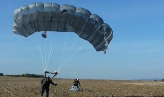 По време на скокове в Чешнегирово е пострадал парашутист 
