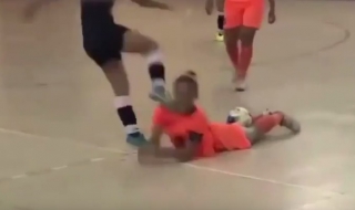 Състезателка по футзал изрита паднала съперничка в главата (Видео)