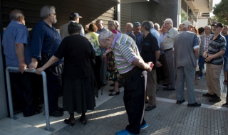 В Македония призовават своите банки да изтеглят парите си от Гърция