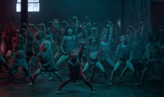 49 танцуващи в новия хит на Сия. Защо?