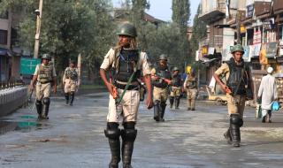 Над 500 души са задържани в Кашмир