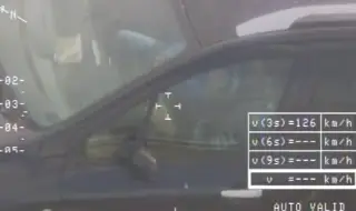 Хванаха водач да реди кубче на Рубик докато шофира със 126 км/ч (ВИДЕО)