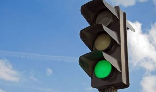 Адв. Петър Славов предложи запазване на мигащите "Зелени светофари" 