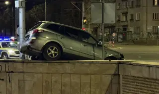 Нощен екшън в София: Кола се заби в подлеза на бул. "България" и бул. "Гоце Делчев"
