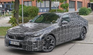 Новата „петица“ на BMW разкри повече от дизайна си в шпионски кадри 