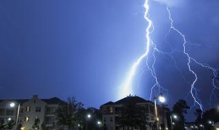 Силни бури попиляха Централна Европа