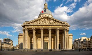 Екоактивист се завърза на покрива на Пантеона в Париж