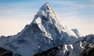 Китайски алпинист скочи с парапланер от Еверест