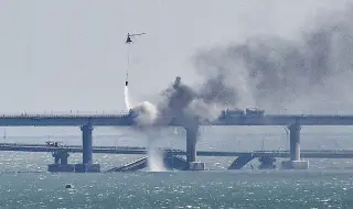 Украинската армия: Ударихме Кримския мост с подводни експлозиви! Движението на автомобили по моста е спряно