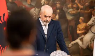 Замеряха с коктейли „Молотов“ сградата на албанското правителство, искат оставката на премиера