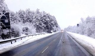 Близо 530 снегорини почистват републиканските пътища