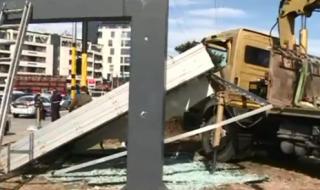 Работник пострада сериозно при падане на билборд в София