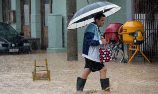 Една жертва и двама безследно изчезнали в резултат на наводненията в Гърция