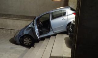 Шофьорка потегли по стълбите пред поликлиниката в Благоевград