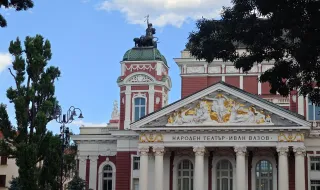 Протест срещу хорото пред Народния театър