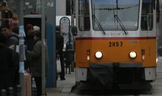 Лек автомобил помете жена на трамвайна спирка в София