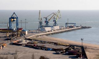 Първи товарен кораб напуска Мариупол, откакто Русия превзе града