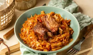 Рецепта на деня: Свински ребърца с прясно зеле