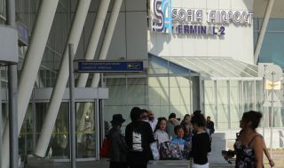 Отварят мобилен пункт за ваксини и на летище "София"